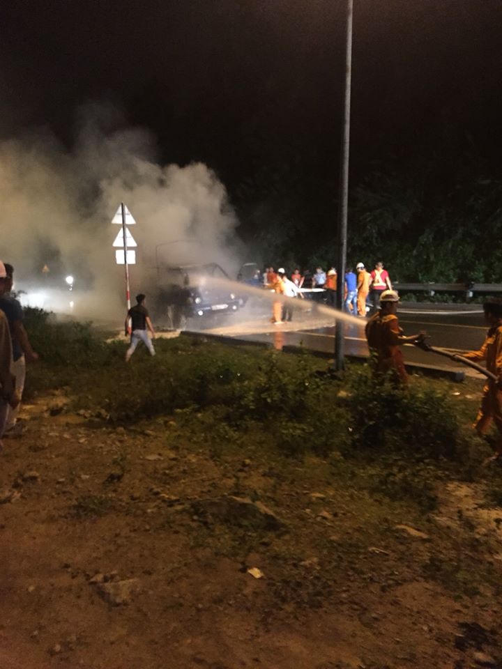 Xe tải bốc cháy trên đường dẫn vào hầm Hải Vân