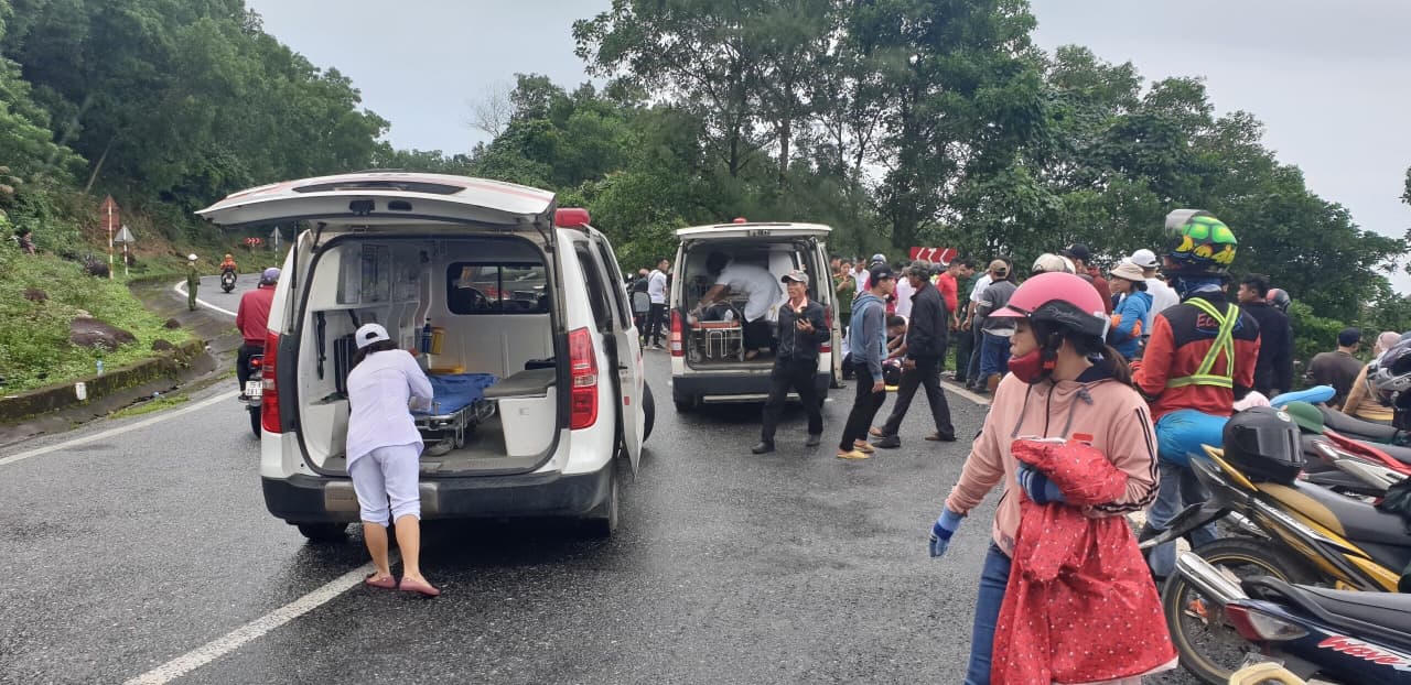 Xe chở 21 sinh viên thực tập lao xuống đèo Hải Vân, ít nhất 1 người tử nạn