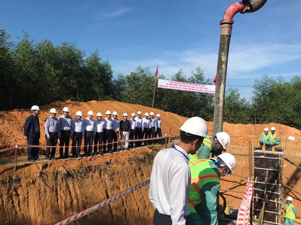 Lãnh đạo EVN thăm, tặng quà chúc Tết cán bộ công nhân thi công công trình đường dây 500 kV Quảng Trạch - Dốc Sỏi 