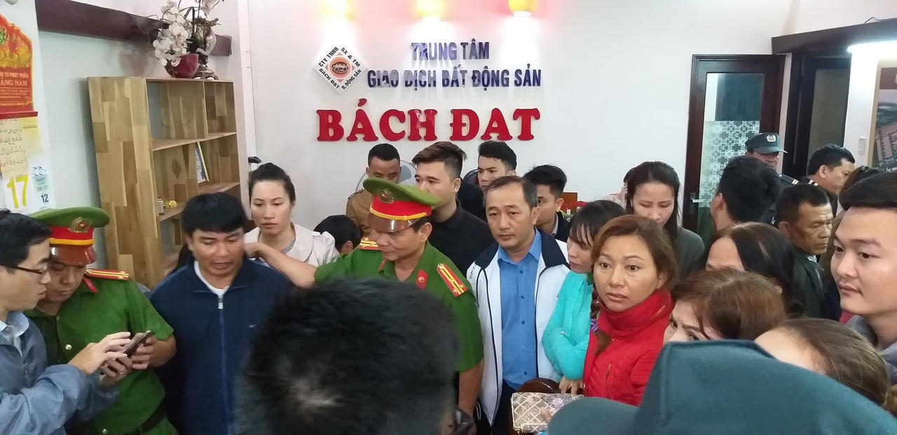  Hàng trăm người dân tụ tập đòi quyền lợi trong việc đầu tư đất đai tại khu vực Điện Bàn (Quảng Nam)