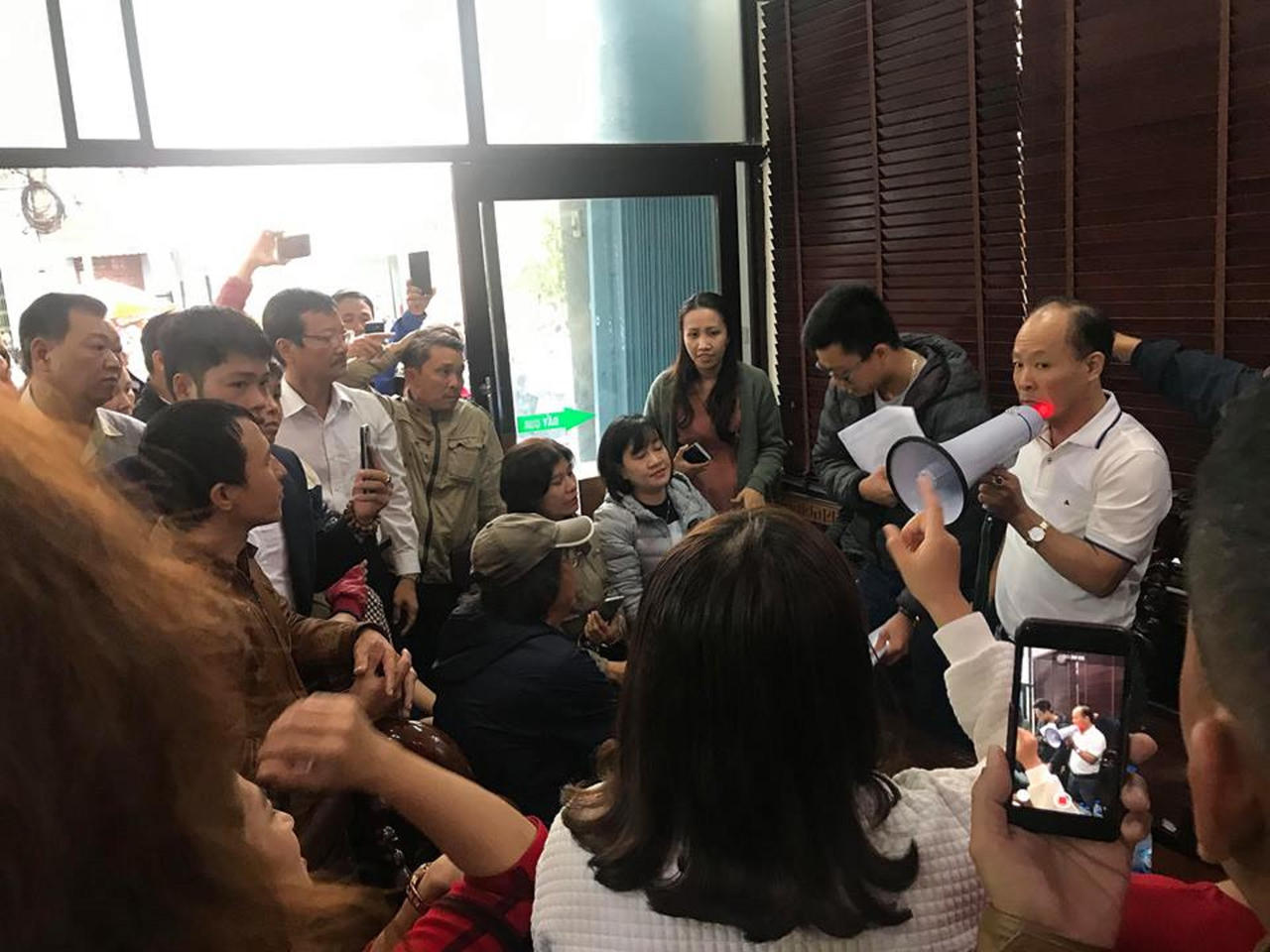  Hàng trăm người dân tụ tập đòi quyền lợi trong việc đầu tư đất đai tại khu vực Điện Bàn (Quảng Nam)