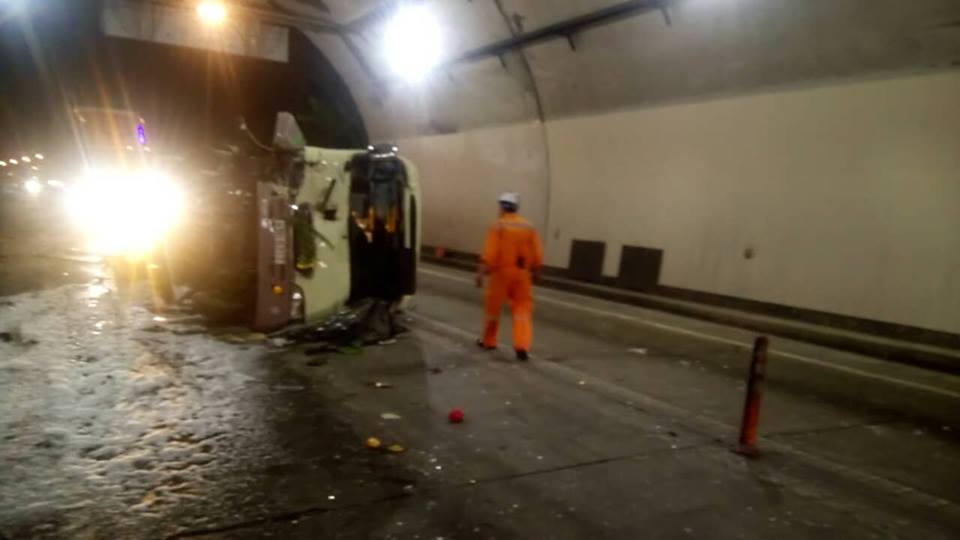 Lật ô tô khách tại cửa hầm Hải Vân