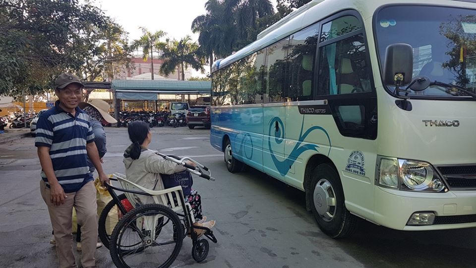 Những “chuyến xe nghĩa tình” chở người bệnh khó khăn về quê đón Tết