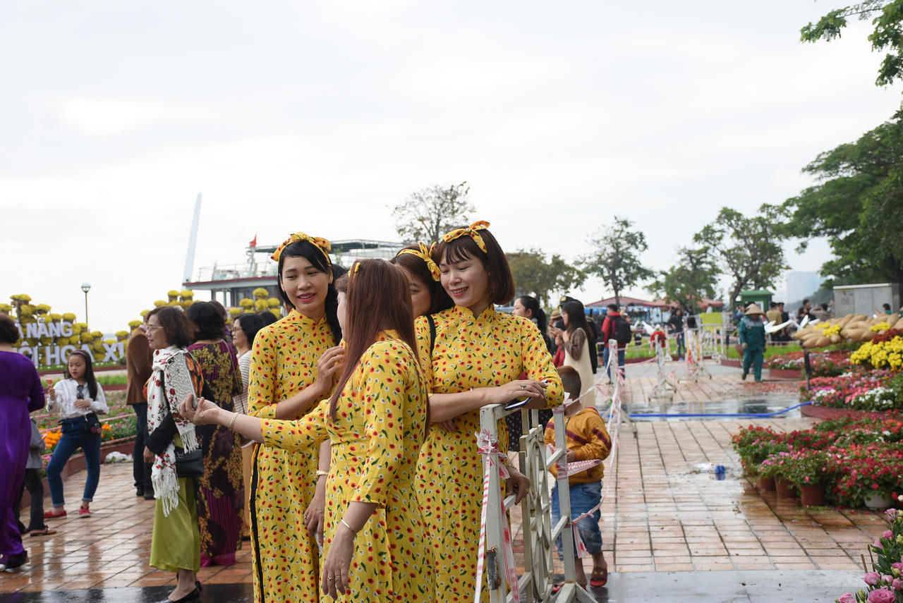 Người dân và du khách Đà Nẵng vui xuân trên đường hoa Tết Kỷ Hợi