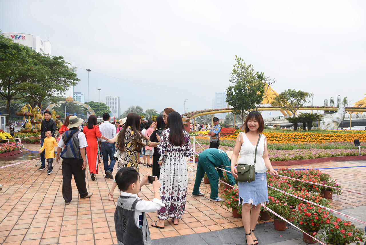 Người dân và du khách Đà Nẵng vui xuân trên đường hoa Tết Kỷ Hợi