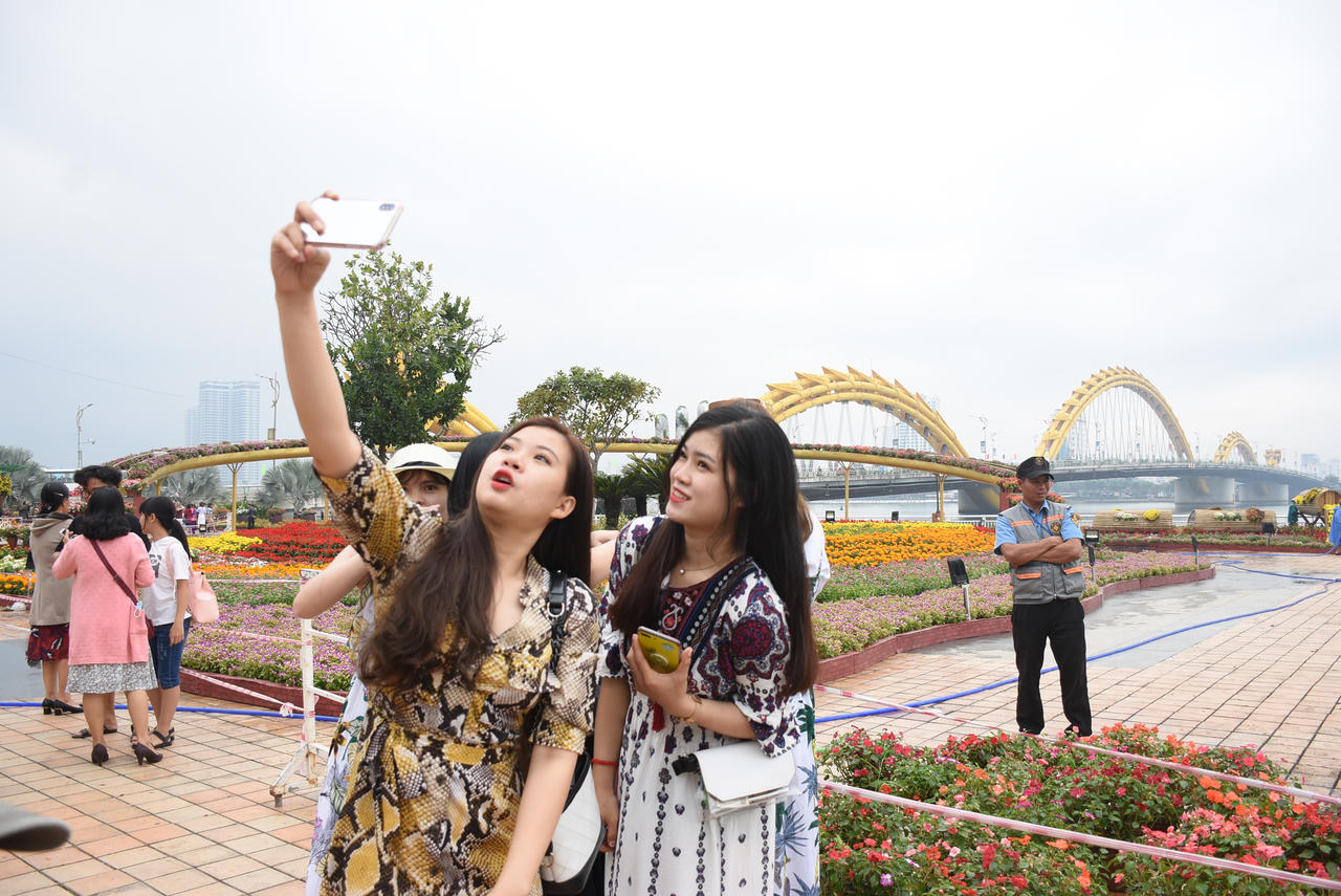 Người dân và du khách Đà Nẵng vui xuân trên đường hoa Tết Kỷ Hợi