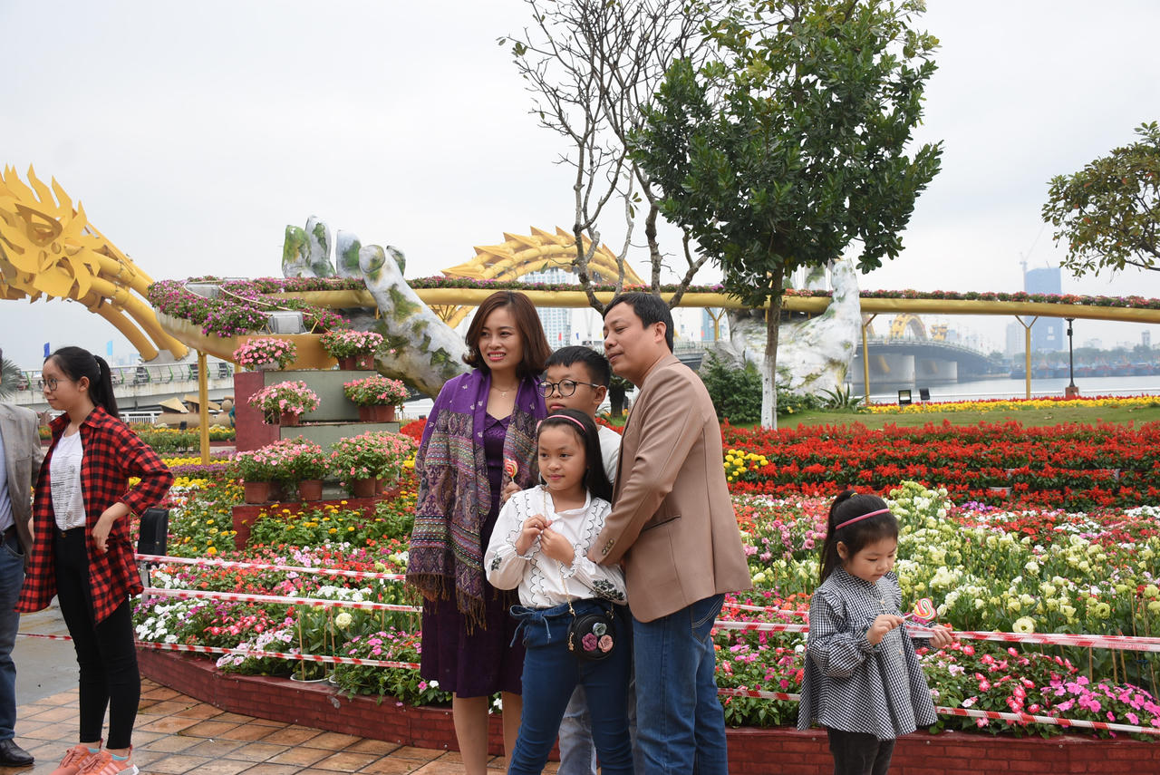 Người dân và du khách Đà Nẵng vui xuân trên đường hoa Tết Kỷ Hợi