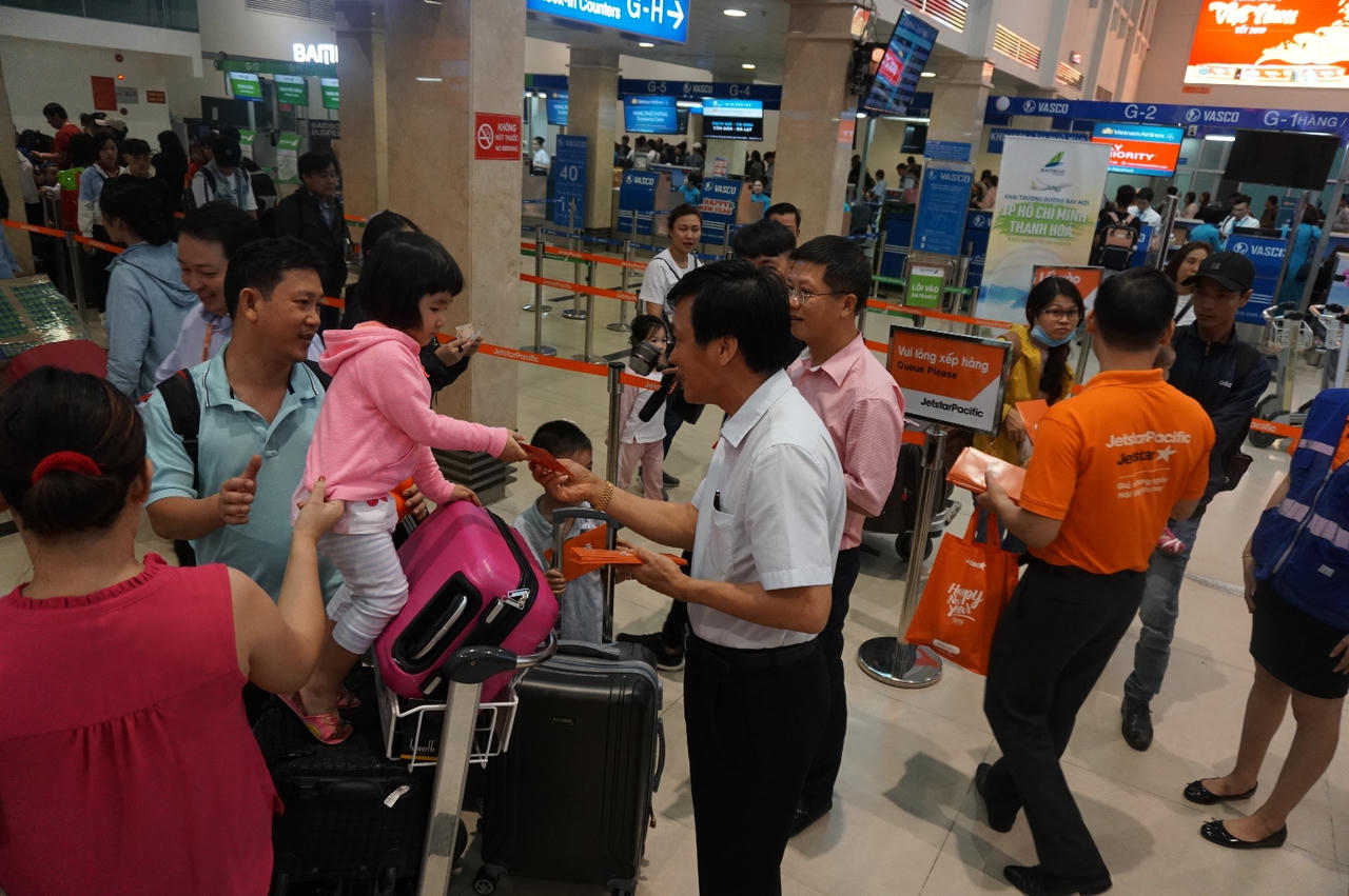 Cuối năm, khách đi máy bay bất ngờ nhận quà 'Xuất nhập bình an'