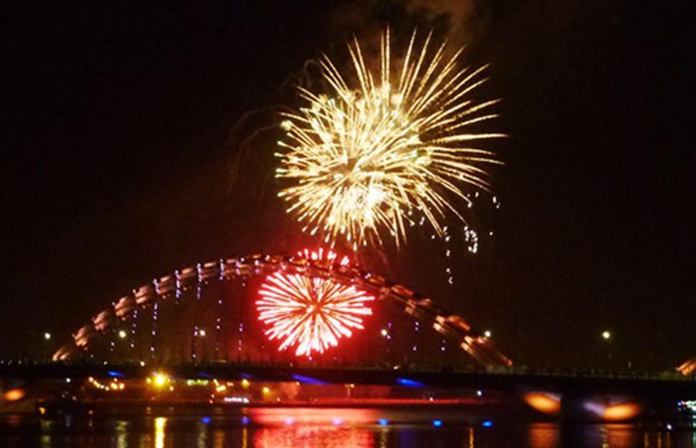 Người dân Đà Nẵng rộn ràng đón giao thừa, lãnh đạo thành phố thăm, chúc Tết các đơn vị làm nhiệm vụ ngoài đường