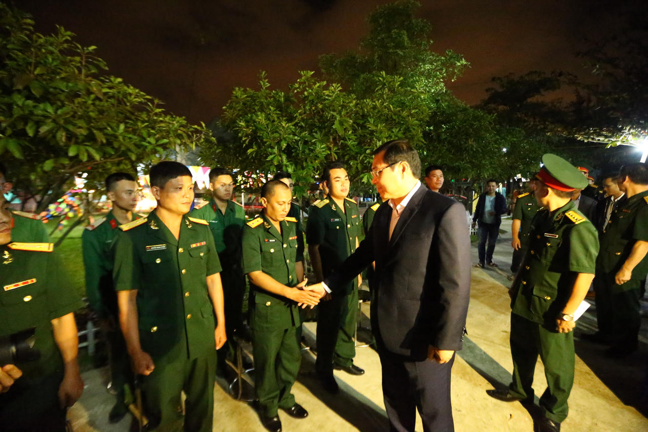 Người dân Đà Nẵng rộn ràng đón giao thừa, lãnh đạo thành phố thăm, chúc Tết các đơn vị làm nhiệm vụ ngoài đường