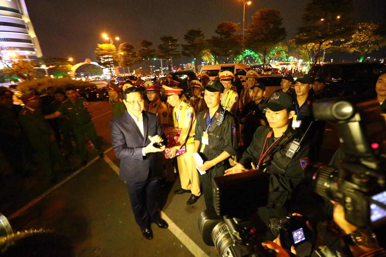 Người dân Đà Nẵng rộn ràng đón giao thừa, lãnh đạo thành phố thăm, chúc Tết các đơn vị làm nhiệm vụ ngoài đường