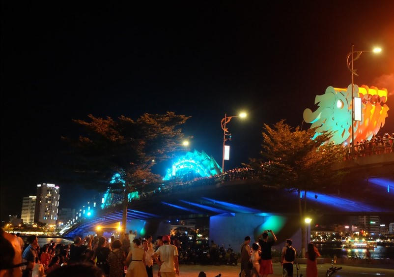 Người dân Đà Nẵng rộn ràng đón giao thừa, lãnh đạo thành phố thăm, chúc Tết các đơn vị làm nhiệm vụ ngoài đường