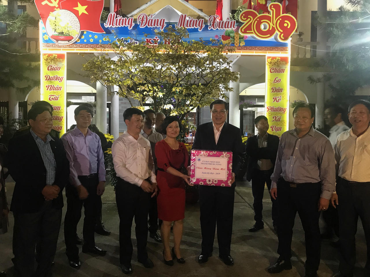 Người dân Đà Nẵng rộn ràng đón giao thừa, lãnh đạo thành phố thăm, chúc Tết các đơn vị làm nhiệm vụ ngoài đường