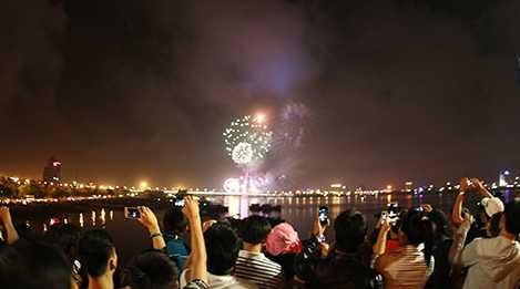 Người dân Đà Nẵng rộn ràng đón giao thừa, lãnh đạo thành phố thăm, chúc Tết các đơn vị làm nhiệm vụ ngoài đường