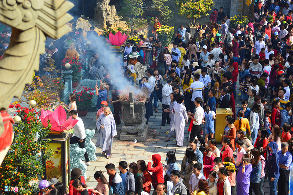 Hình ảnh hàng ngàn người dân và du khách đến chùa vãn cảnh, du xuân tại Đà Nẵng