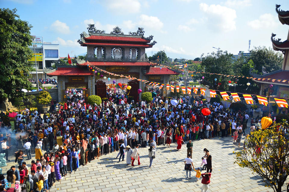 Hình ảnh hàng ngàn người dân và du khách đến chùa vãn cảnh, du xuân tại Đà Nẵng