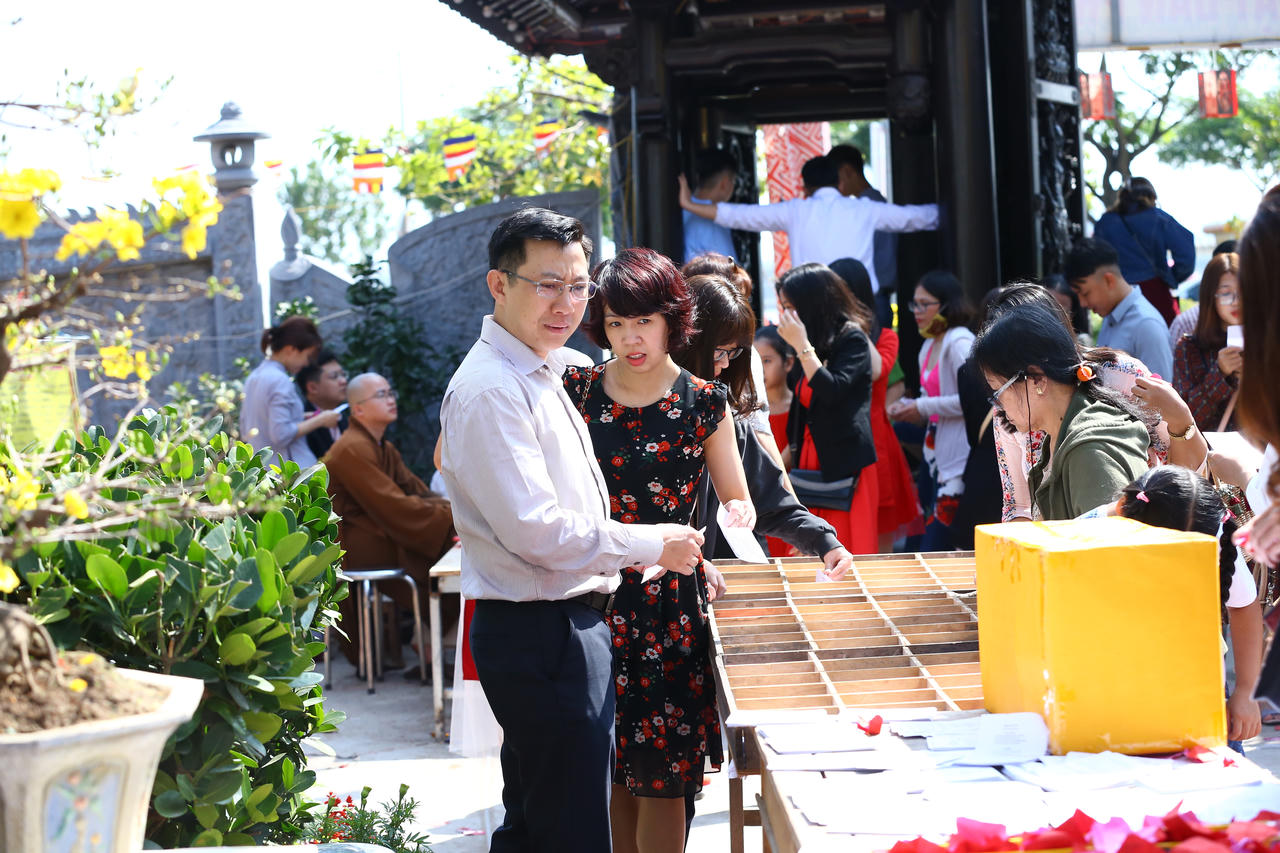 Hình ảnh hàng ngàn người dân và du khách đến chùa vãn cảnh, du xuân tại Đà Nẵng