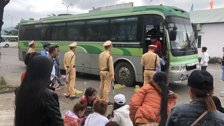 Xe khách biển số nước ngoài hết hạn kiểm định nhồi nhét khách
