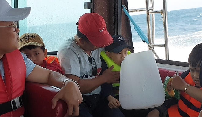 Phạt 33 triệu đồng tàu cao tốc chở quá tải, khiến khách hoảng sợ