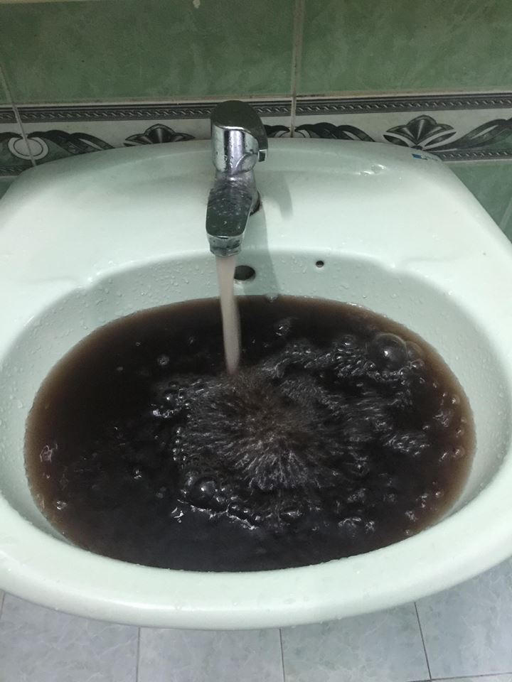 Người Đà Nẵng bất an vì nguồn nước sinh hoạt đóng cặn, có vị lợ