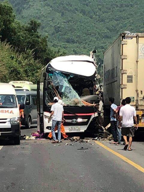 Ô tô khách lấn đường tông xe container, 11 người bị thương