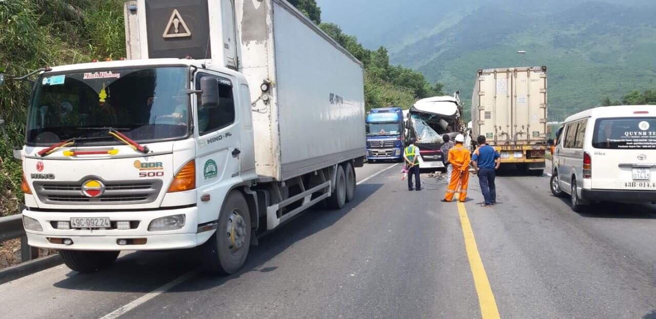 Ô tô khách lấn đường tông xe container, 11 người bị thương