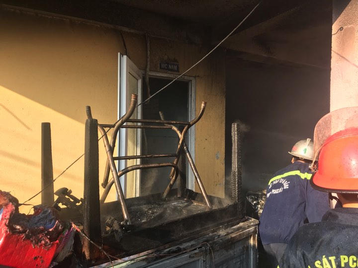 Cháy tại nhà kho trường học, hàng trăm học sinh phải sơ tán