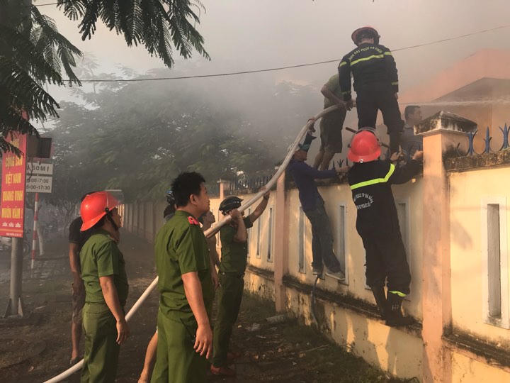 Cháy tại nhà kho trường học, hàng trăm học sinh phải sơ tán