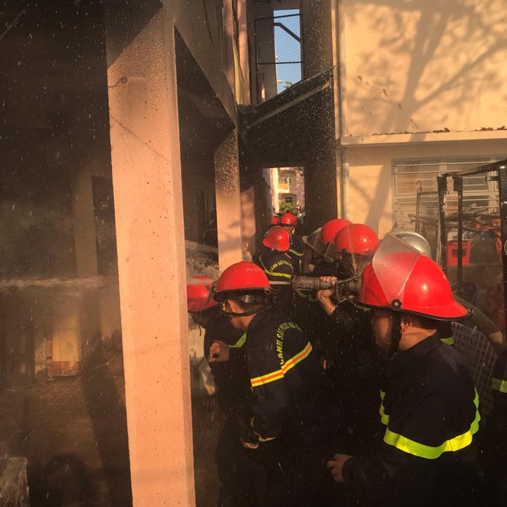 Cháy tại nhà kho trường học, hàng trăm học sinh phải sơ tán