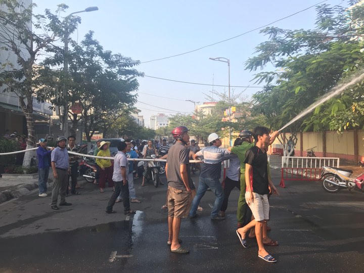 Cháy tại nhà kho trường học, hàng trăm học sinh phải sơ tán