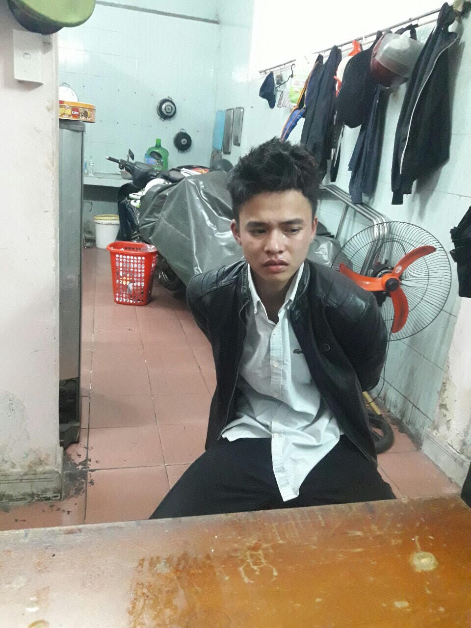 Hai nam thanh niên dùng gạch tấn công công an