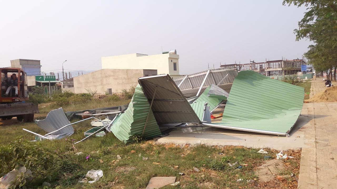 Đà Nẵng: Ra quân thực hiện tháo dỡ các ki ốt xây dựng trái phép mua bán bất động sản