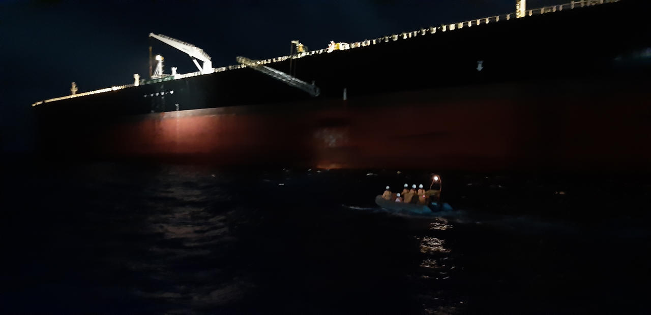 Xuyên đêm cứu thuyền viên người nước ngoài đi ngang vùng biển Hoàng Sa