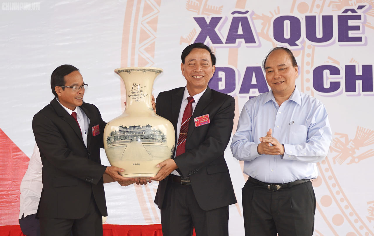 Thủ tướng Nguyễn Xuân Phúc dự lễ công bố xã Quế Phú đạt chuẩn nông thôn mới