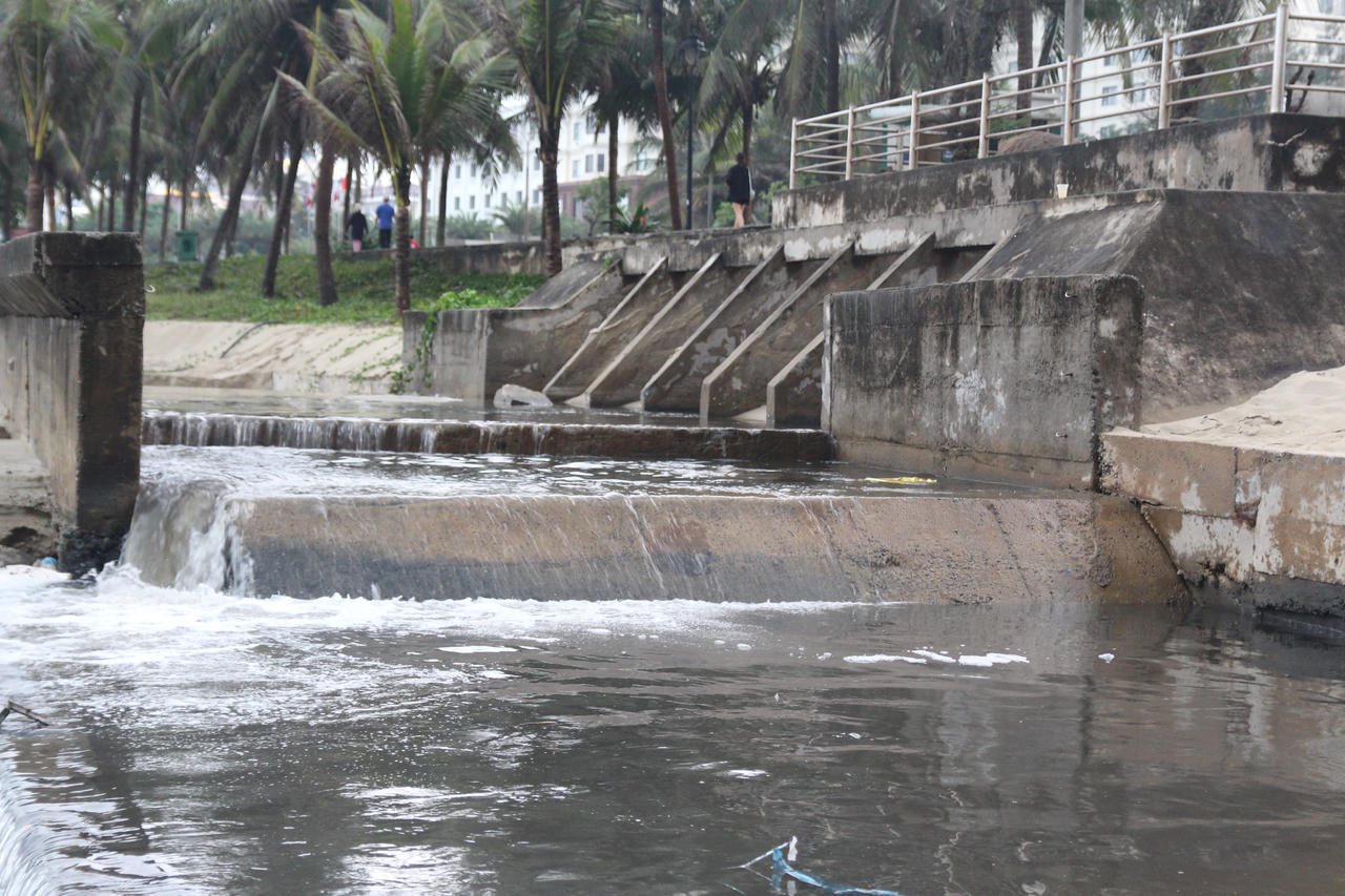 Sau cơn mưa, bãi biển du lịch Đà Nẵng lại có nước đen ngòm, bốc mùi