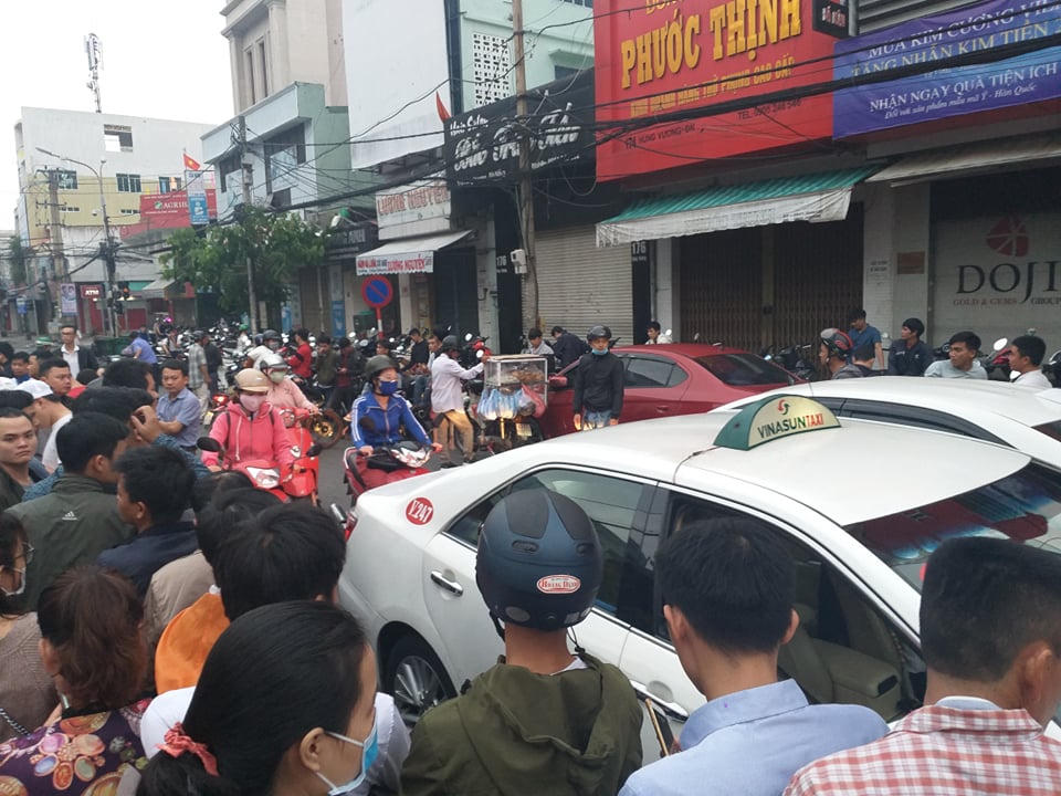 Đà Nẵng: Chen lấn hỗn loạn chờ đăng ký mua vacxin cho con