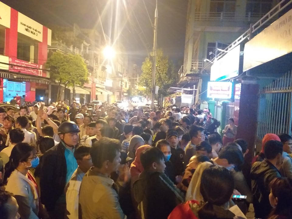 Đà Nẵng: Chen lấn hỗn loạn chờ đăng ký mua vacxin cho con