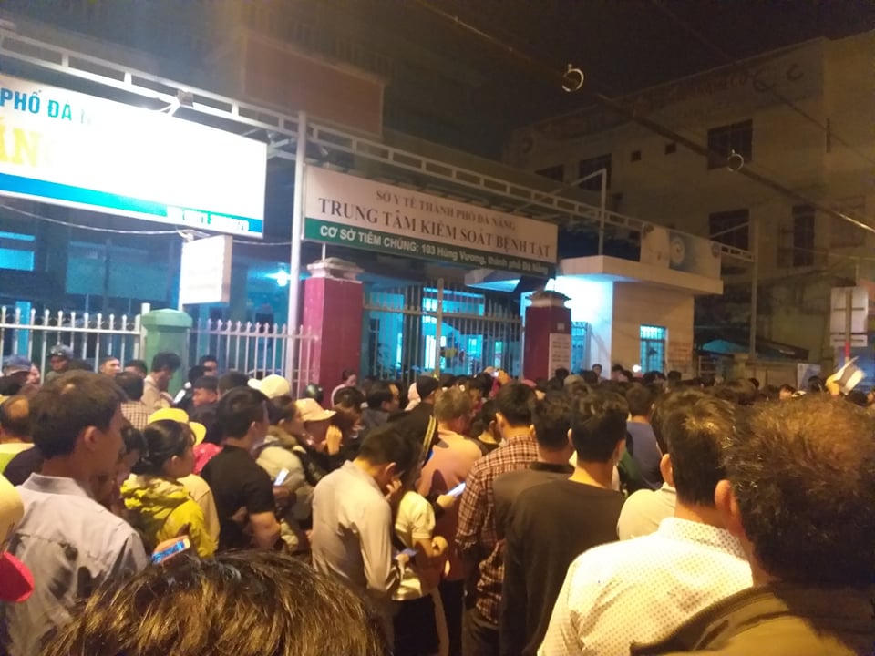 Đà Nẵng: Chen lấn hỗn loạn chờ đăng ký mua vacxin cho con