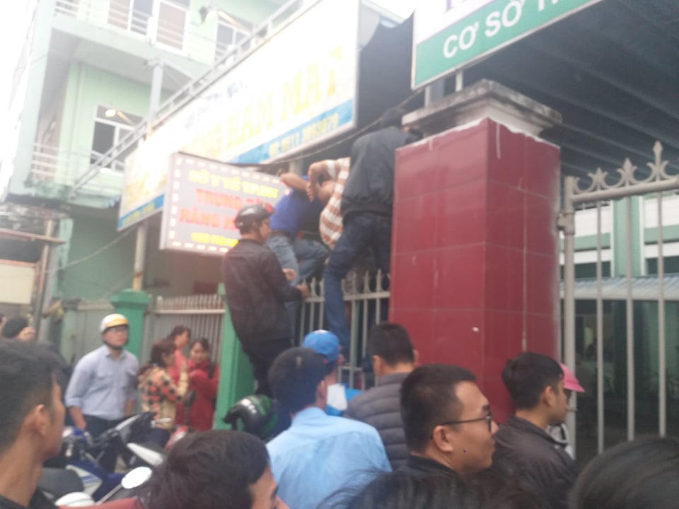 Đà Nẵng: Chen lấn hỗn loạn chờ đăng ký mua vacxin cho con