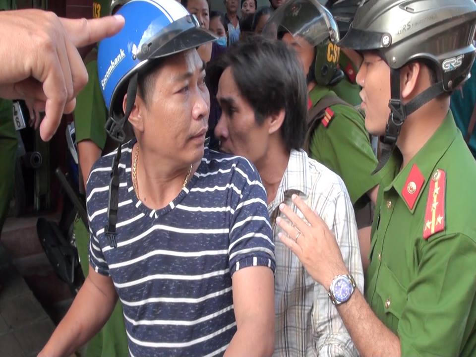 Nam thanh niên nghi ngáo đá cầm dao cố thủ 2 tiếng đồng hồ trên nóc nhà 3 tầng 