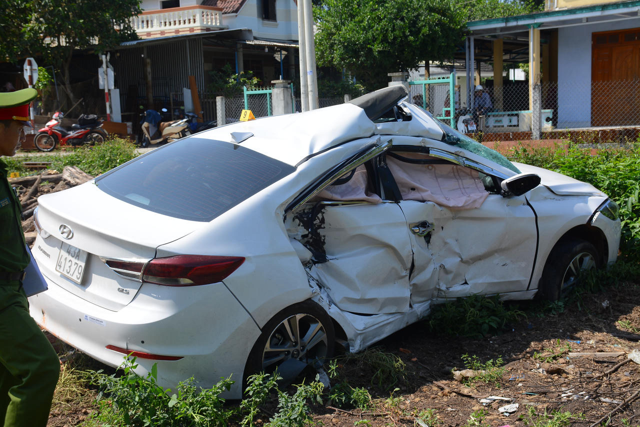 Tàu hỏa húc văng ô tô xuống ruộng, 3 người kẹt trong xe trọng thương