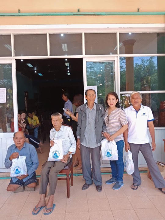 Hội đồng hương Quảng Nam tại TP HCM khảo sát tặng xe lăn và trao quà cho người khuyết tật ở quê hương