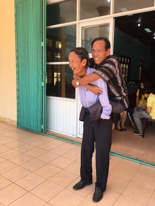 Hội đồng hương Quảng Nam tại TP HCM khảo sát tặng xe lăn và trao quà cho người khuyết tật ở quê hương