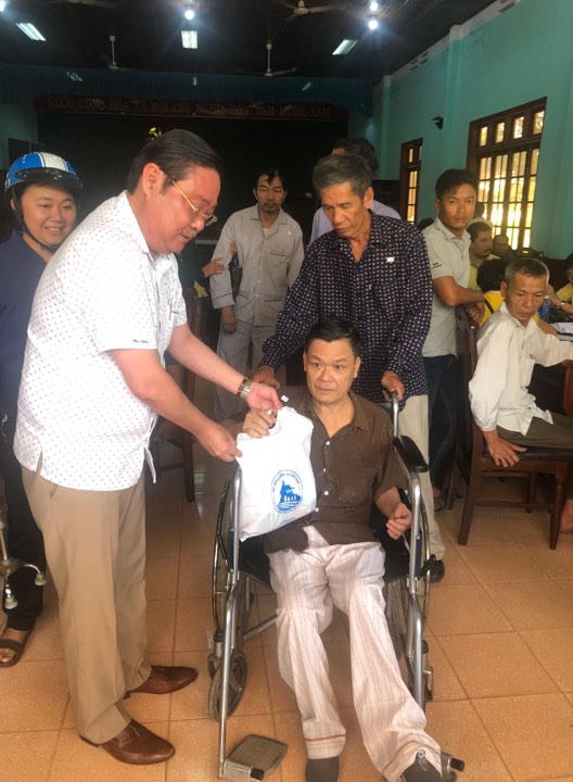 Hội đồng hương Quảng Nam tại TP HCM khảo sát tặng xe lăn và trao quà cho người khuyết tật ở quê hương