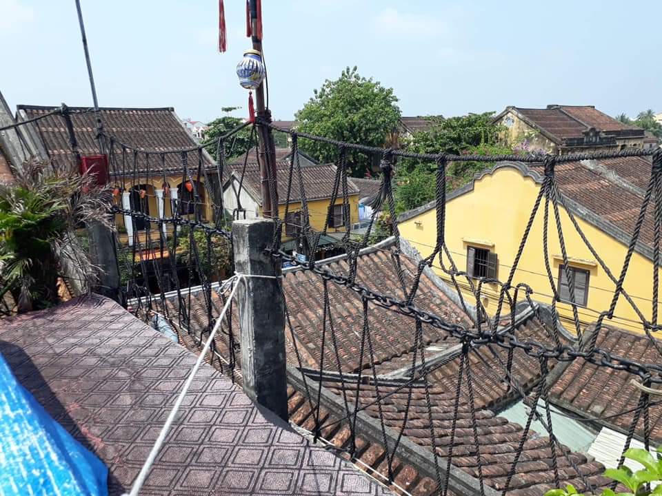 Phản cảm bạn trẻ lạm dụng ghi hình trên mái nhà cổ ở Hội An (Quảng Nam) 