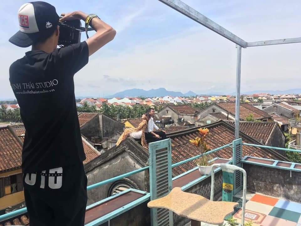 Phản cảm bạn trẻ lạm dụng ghi hình trên mái nhà cổ ở Hội An (Quảng Nam) 