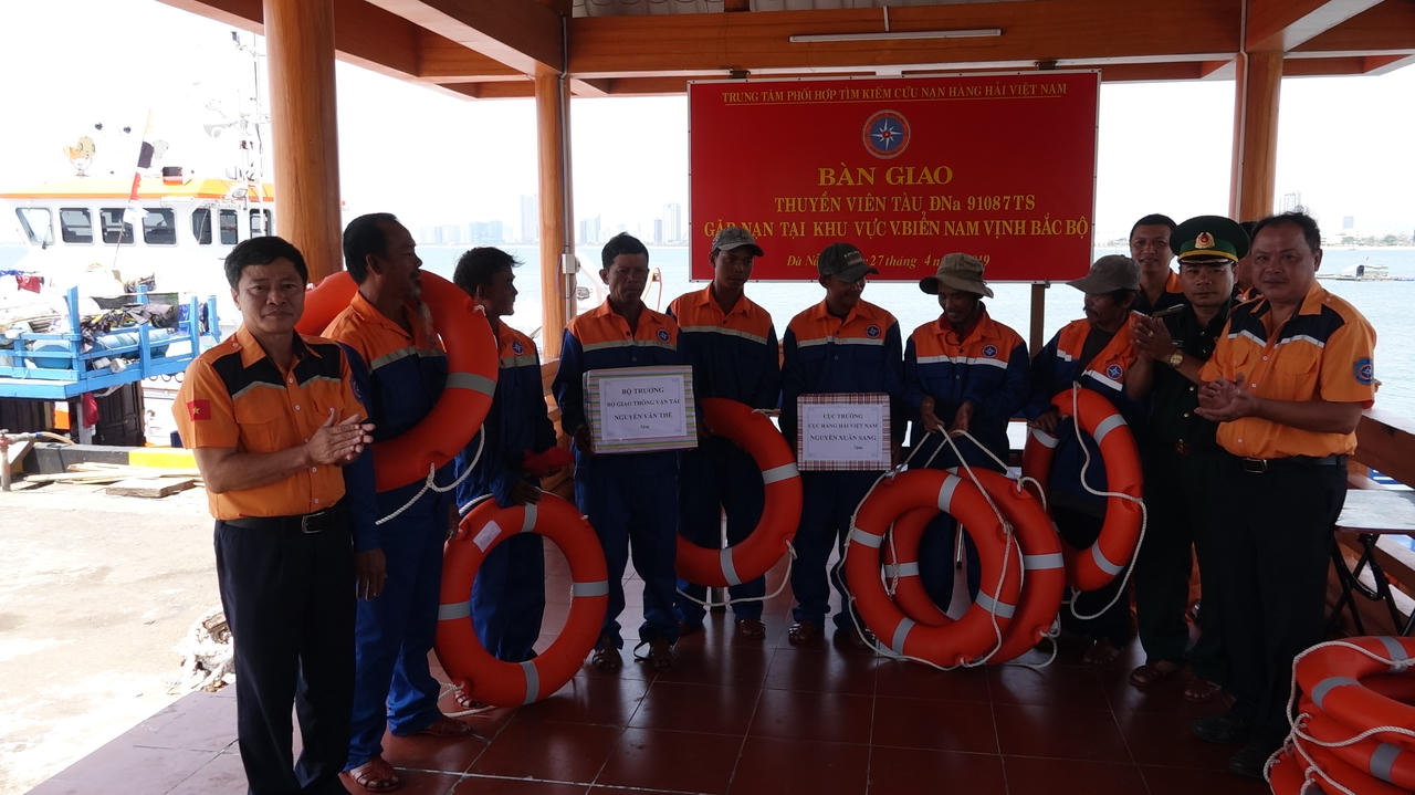 Vượt sóng trong đêm cứu 7 thuyền viên gặp nạn