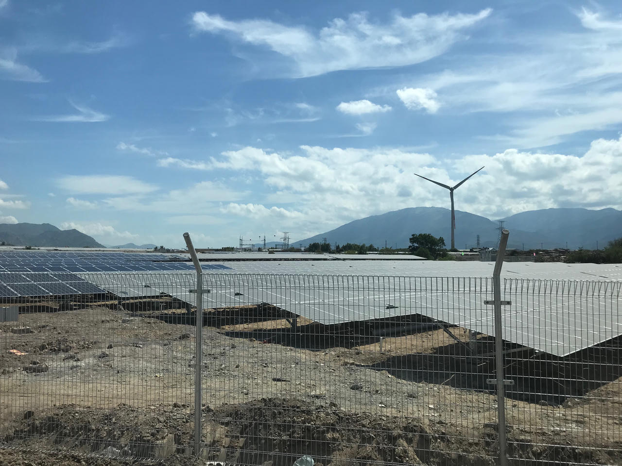 Tổ hợp năng lượng tái tạo điện mặt trời và điện gió đầu tiên hòa lưới điện