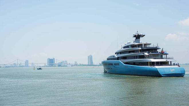 Bất ngờ siêu du thuyền của tỉ phú Anh đến Đà Nẵng