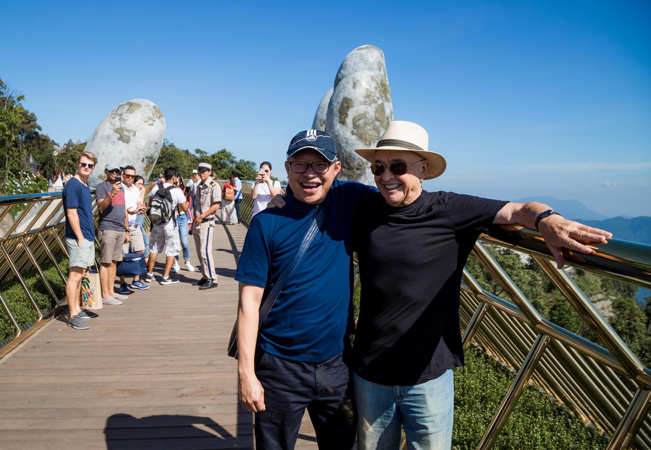 Tỷ phú Joe Lewis trải nghiệm trên Cầu Vàng Bà Nà Hills 